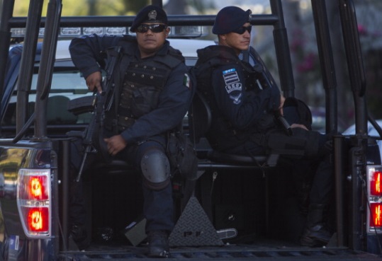 Efectivos de la Policía Federal División Gendarmería, Ejército Mexicano y elementos de la Fuerza Estatal resguardan la zona urbana de Acapulco (Getty Images/archivo)