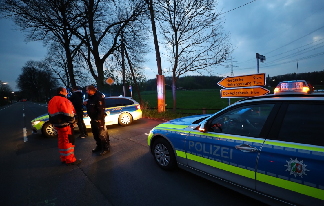 Policías investigan una explosión en el camión del equipo de futbol Borussia Dortmund (Reuters)
