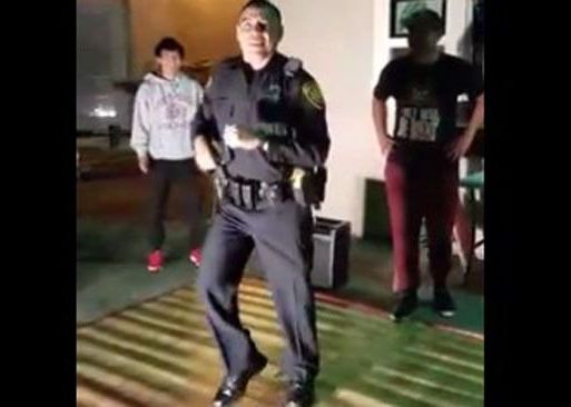 Un policía de San Antonio, Texas, se pone a bailar en una fiesta. (Tomada de video)
