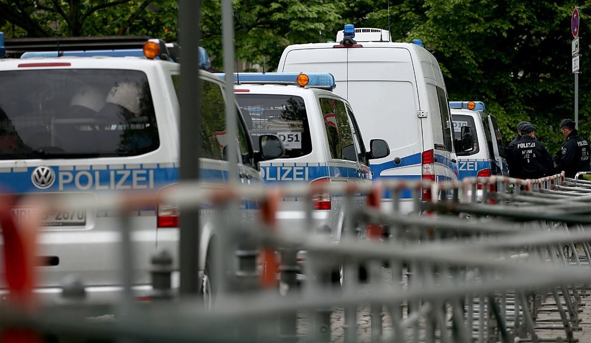 Un policía disparó e hirió a un hombre que amenazó con un arma a una oficial en el estacionamiento de un hospital de Berlín . (@okdiario)