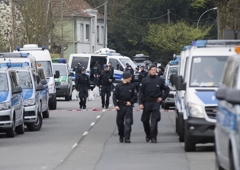 La policía asegura la escena donde el autobús del equipo del Borussia Dortmund fue dañado en una explosión en Dortmund, Alemania (AP)