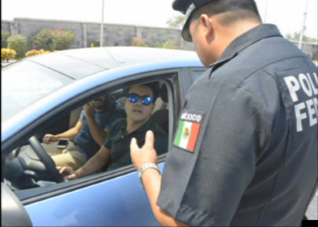 Efectivo de la Gendarmería apoya a automovilista; la Policía federal despliega más de 17 mil oficiales para cuidar a los vacacionistas (Noticieros Televisa)