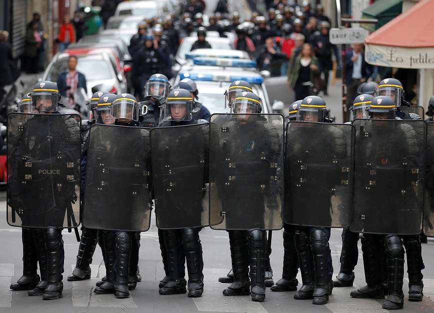 La policía antidisturbios toma posición durante una marcha en vísperas de la primera ronda de las elecciones presidenciales francesas, en París, Francia (Reuters)