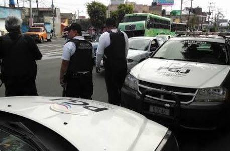 La supuesta patrulla pintada de negro y blanco, fue ubicada en la Delegación Gustavo A. Madero (Twitter/@PGJDF_CDMX/Archivo)