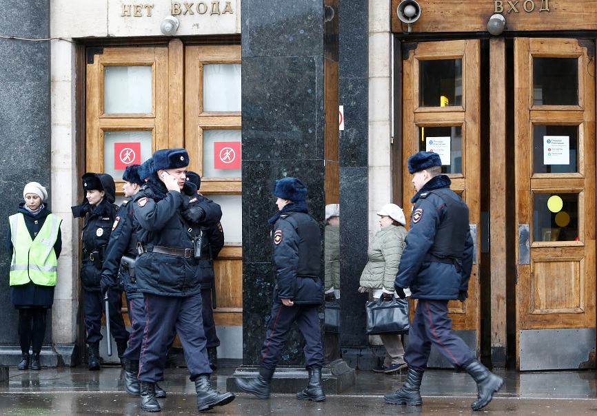 Agentes de policía rusa son vistos fuera de la estación de metro Ploschad Revolyutsii(Plaza de la Revolución) (Reuters)