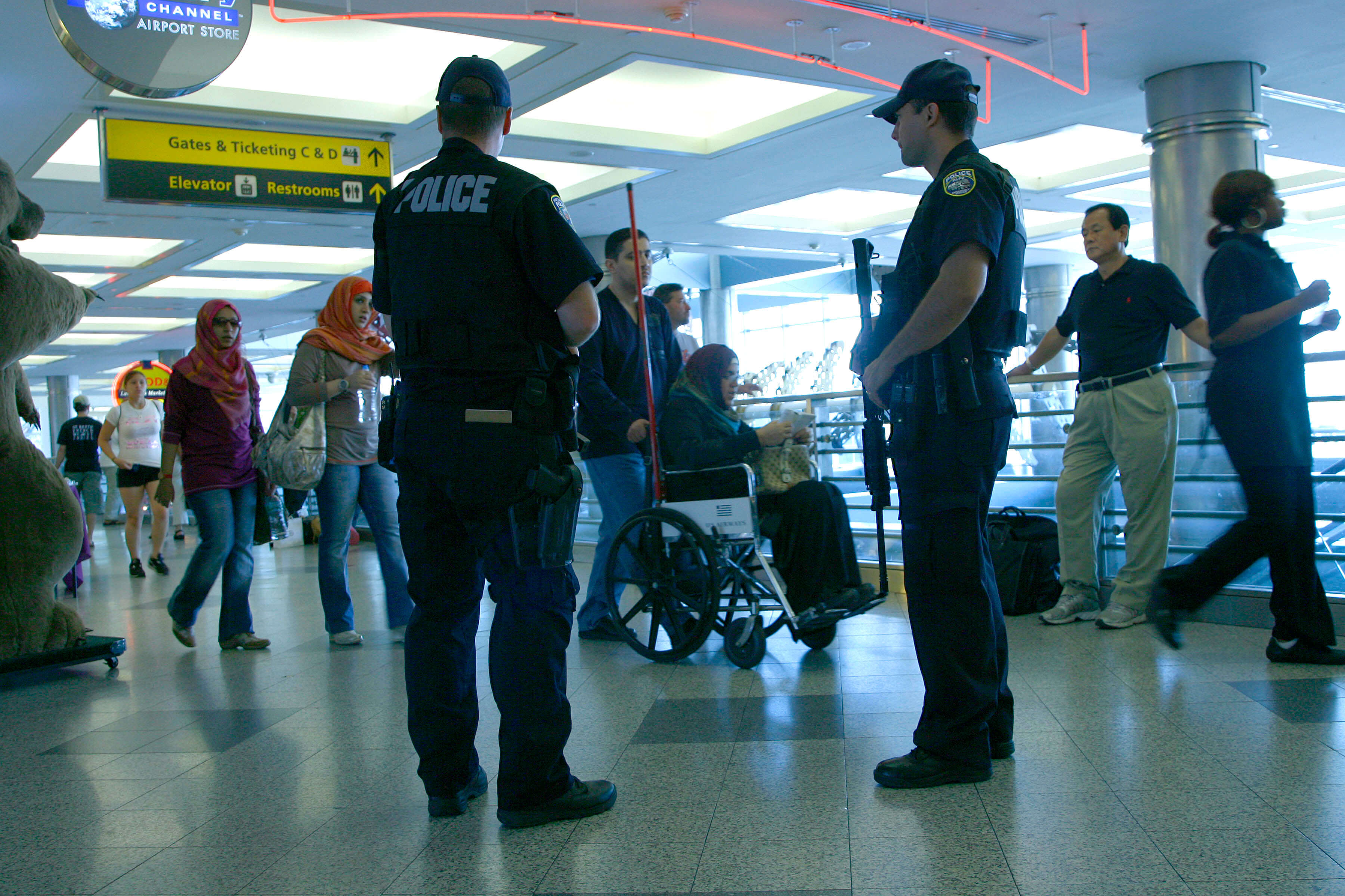 Policías de Nueva York vigilan el aeropuerto de La Guardia (AP, archivo)