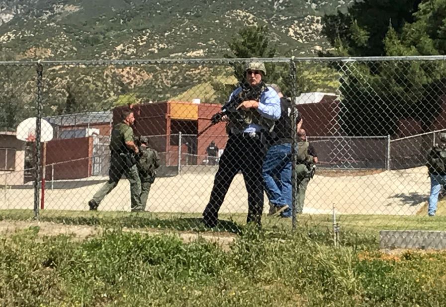 Policías se despliegan en escuela primaria donde se registró tiroteo en San Bernardino (Twitter @RickSforza, Archivo)