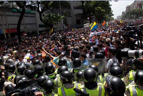 Policías venezolanos reprimieron las protestas opositoras contra el TSJ y Nicolás Maduro.