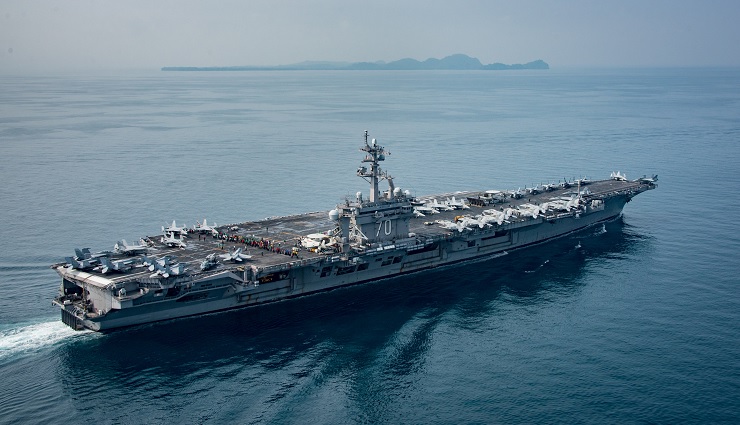 El portaaviones estadounidense USS Carl Vinson transita el estrecho de Sunda (Reuters)