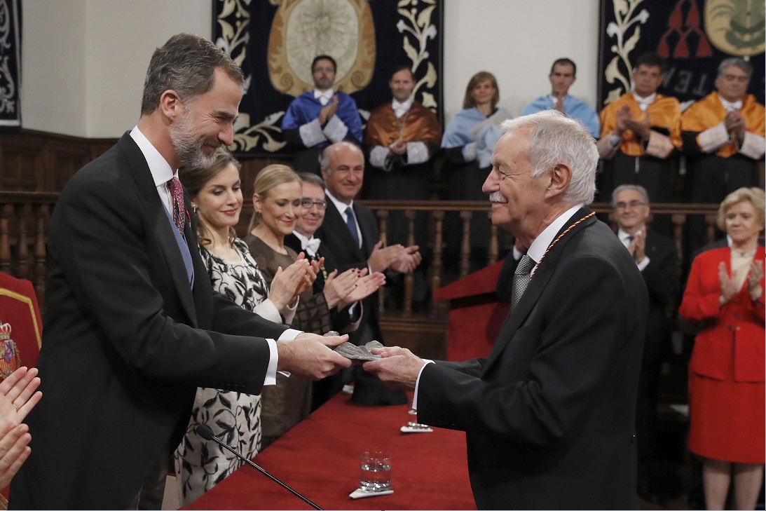 El escritor Eduardo Mendoza recibe de manos del rey Felipe VI el Premio Cervantes 2016 (Efe)