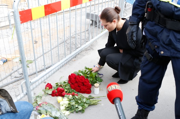 La princesa Victoria de Suecia rinde tributo floral a las víctimas del ataque en Estocolmo (Foto: thelocal.se)