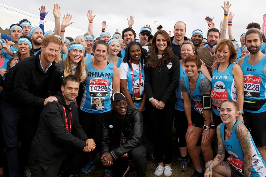 El príncipe Guillermo y Catalina, duquesa de Cambridge, posan para una fotografía con los corredores antes de comenzar oficialmente el maratón 2017 (Reuters)