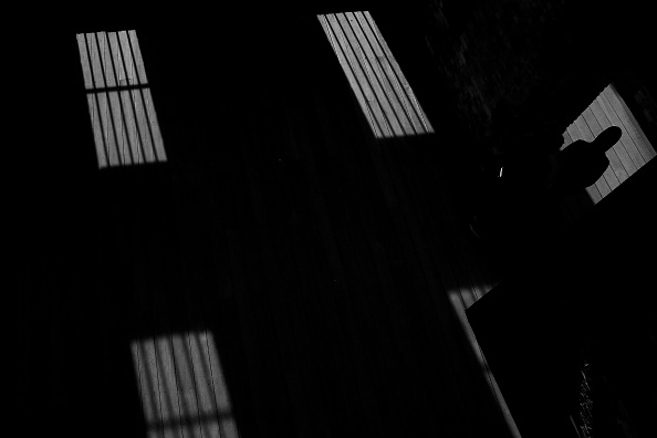 Sombras dentro de una celda en una prisión; un juez sentencia a dos personas por transportar armas y drogas en Sinaloa (Getty Images, archivo)