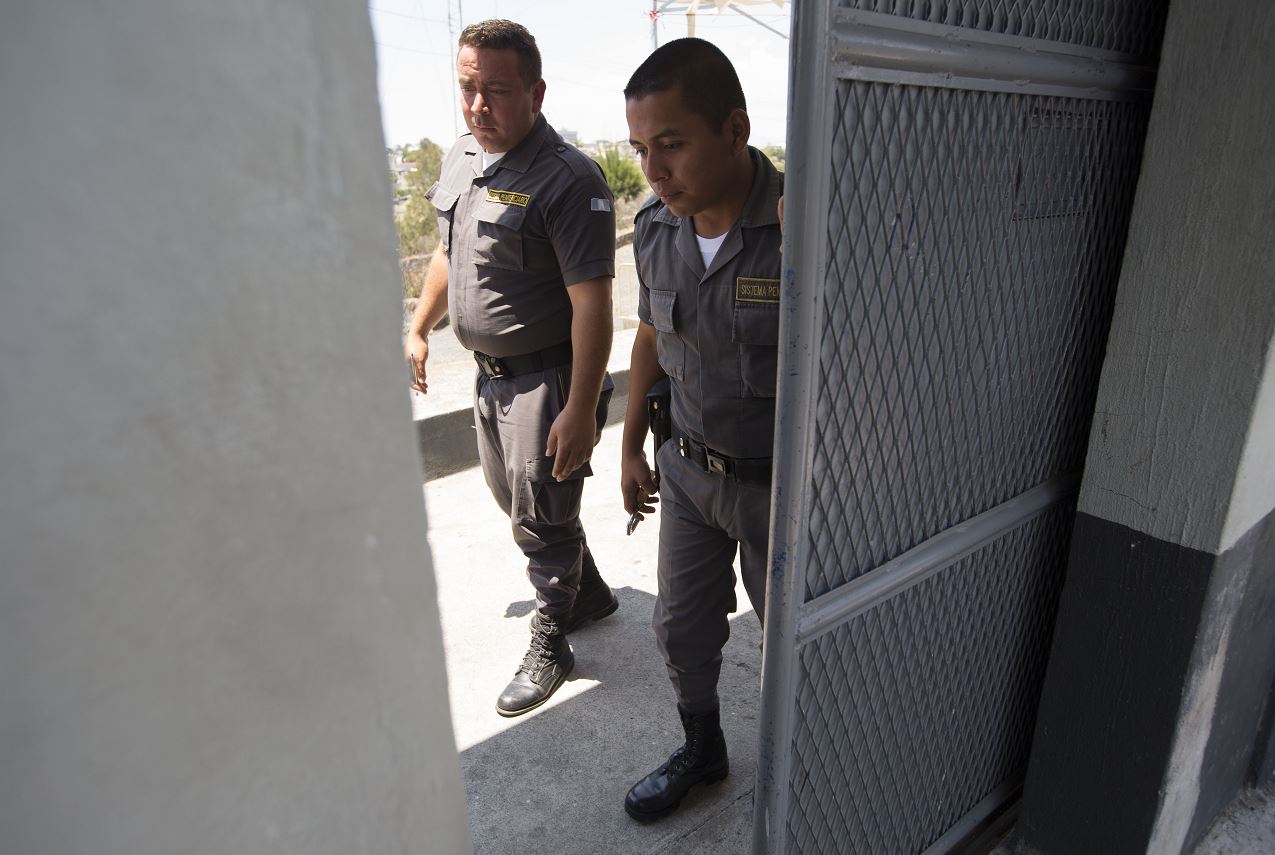 Dos guardias cierran una entrada peatonal de la prisión de Matamoros, Guatemala. (AP, archivo)