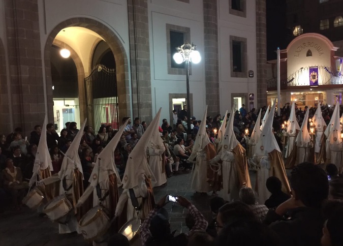 Miles de personas presenciaron la Procesión del Silencio que desfiló por las calles del centro histórico de San Luis Potosí (Twitter @EosNoticiasSLP) 