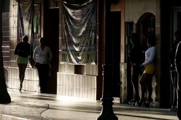 Prostitutas en las inmediaciones de un bar en México; sentencian a 15 años de prisión a 5 personas por obligar a 17 mujeres a prestar servicios sexuales (Getty Images, archivo)