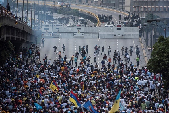 Ante el temor de que ocurran enfrentamientos con las Fuerzas Armadas, los opositores a Nicolás Maduro pidieron al Ejército no reprimir la manifestación. (Getty images, archivo)