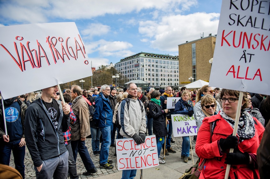 Manifestantes llevan pancartas durante la manifestación "March for Science” en la plaza Medborgarplatsen en Estocolmo, Suecia (Reuters)