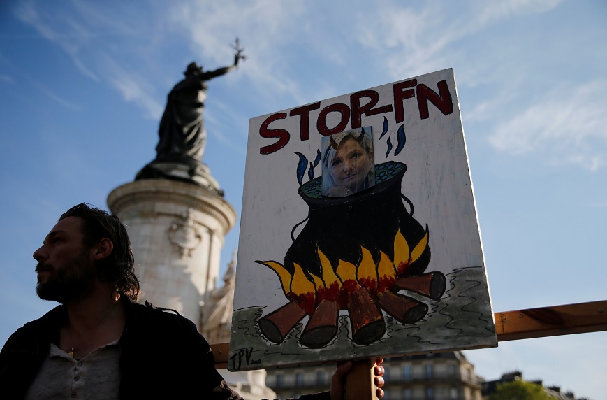 Manifestantes contra Marine Le Pen, candidata a la presidencia de Francia por el Frente Nacional Francés, portan carteles en París, Francia (Reuters)