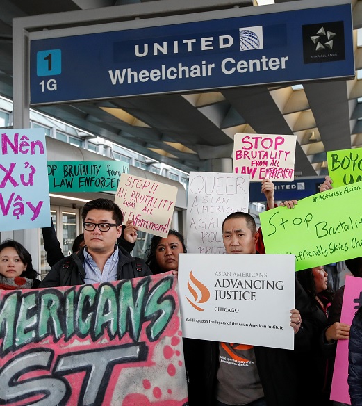 Miembros de la comunidad asiática protestan por el trato recibido de United Airlines contra David Dao, quien fue retirado por la fuerza en un vuelo en Chicago (Reuters)