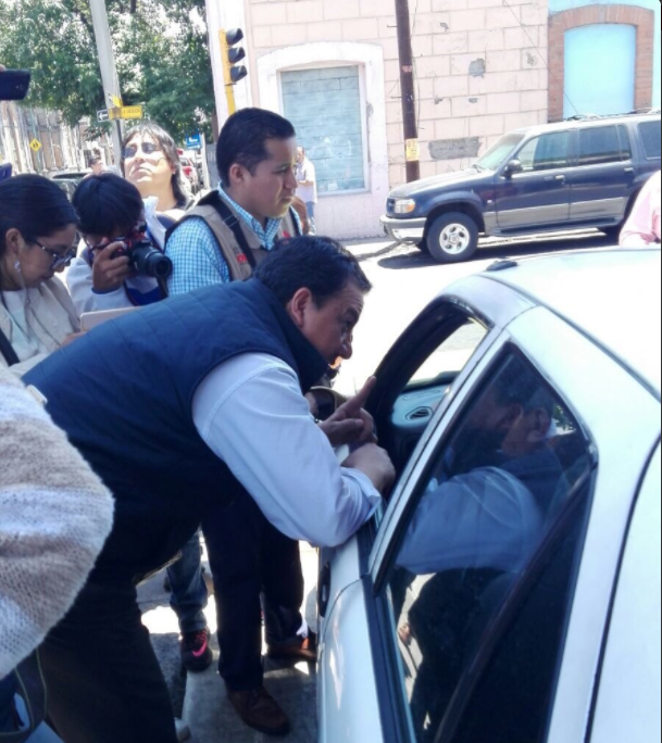 Candidato del PT al Edomex entrega apoyos económicos a automovilistas. (Twitter/@OscarGonzalezYa)