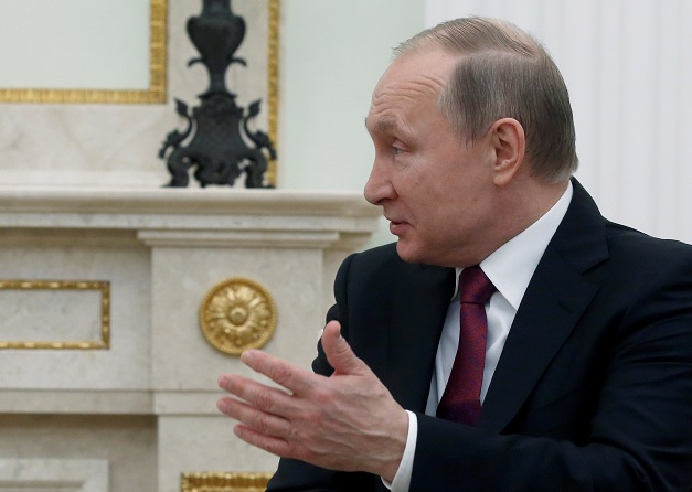 El presidente ruso Vladimir Putin habla con el presidente italiano Sergio Mattarella durante su reunión en el Kremlin en Moscú, Rusia (Reuters)