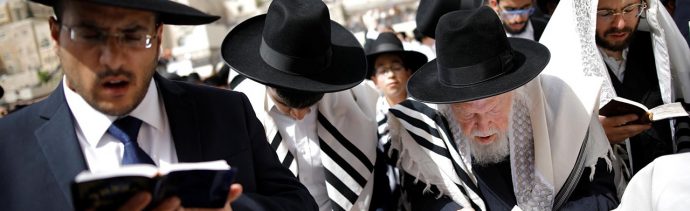 Rabinos bendicen a la multitud. (Reuters)