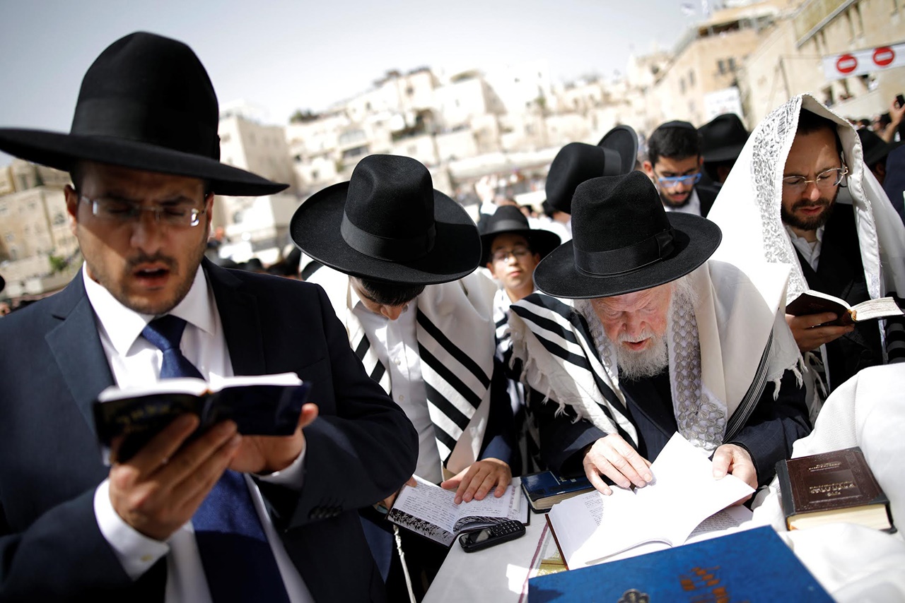 Rabinos bendicen a la multitud. (Reuters)