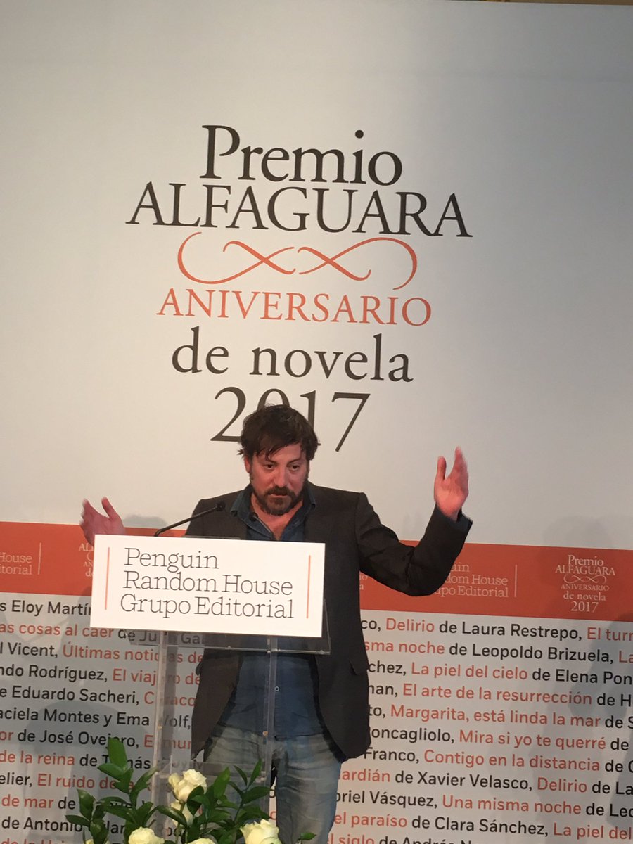 'Yo soy un colado de este premio', aseguró Ray Loriga. (Twitter: @Alfaguara_es)