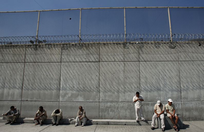 El funcionario permitía la venta y distribución de droga al interior del centro penitenciario a su cargo (AP/Archivo)