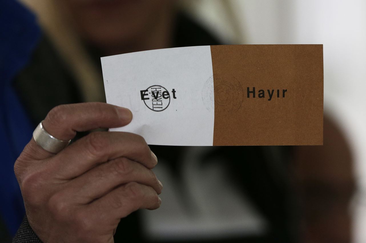 El principal partido de la oposición en Turquía impugnará los resultados del referendo que dio una estrecha victoria a la propuesta del presidente, Recep Tayyip Erdogan; se quejan de que la junta electoral aceptó boletas que no tenían el sello oficial. (AP)