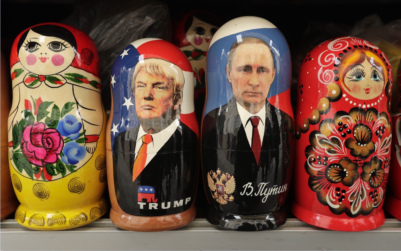 Matryoshkas con la imagen de los presidentes de Estados Unidos y Rusia (AP, archivo)