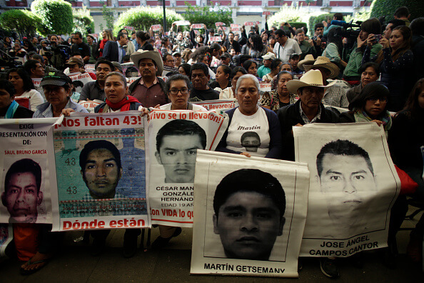 Protesta de familiares de normalistas desaparecidos. (Getty Images, archivo)