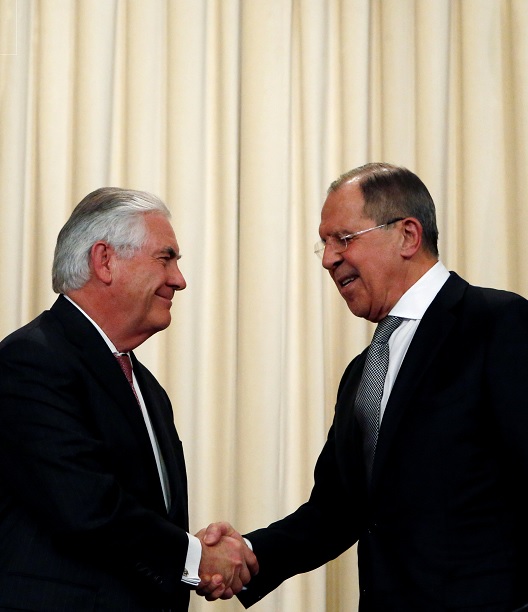 El ministro de Relaciones Exteriores de Rusia, Serguei Lavrov, estrecha la mano con el secretario de Estado estadounidense Rex Tillerson durante una conferencia en Moscú (Reuters)