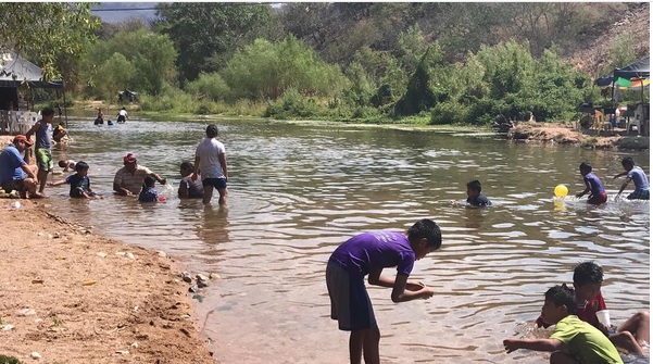 Desde temprana hora, familias enteras acuden a los ríos cercanos para convivir y disfrutar el día. (Twitter @juanelo_28)
