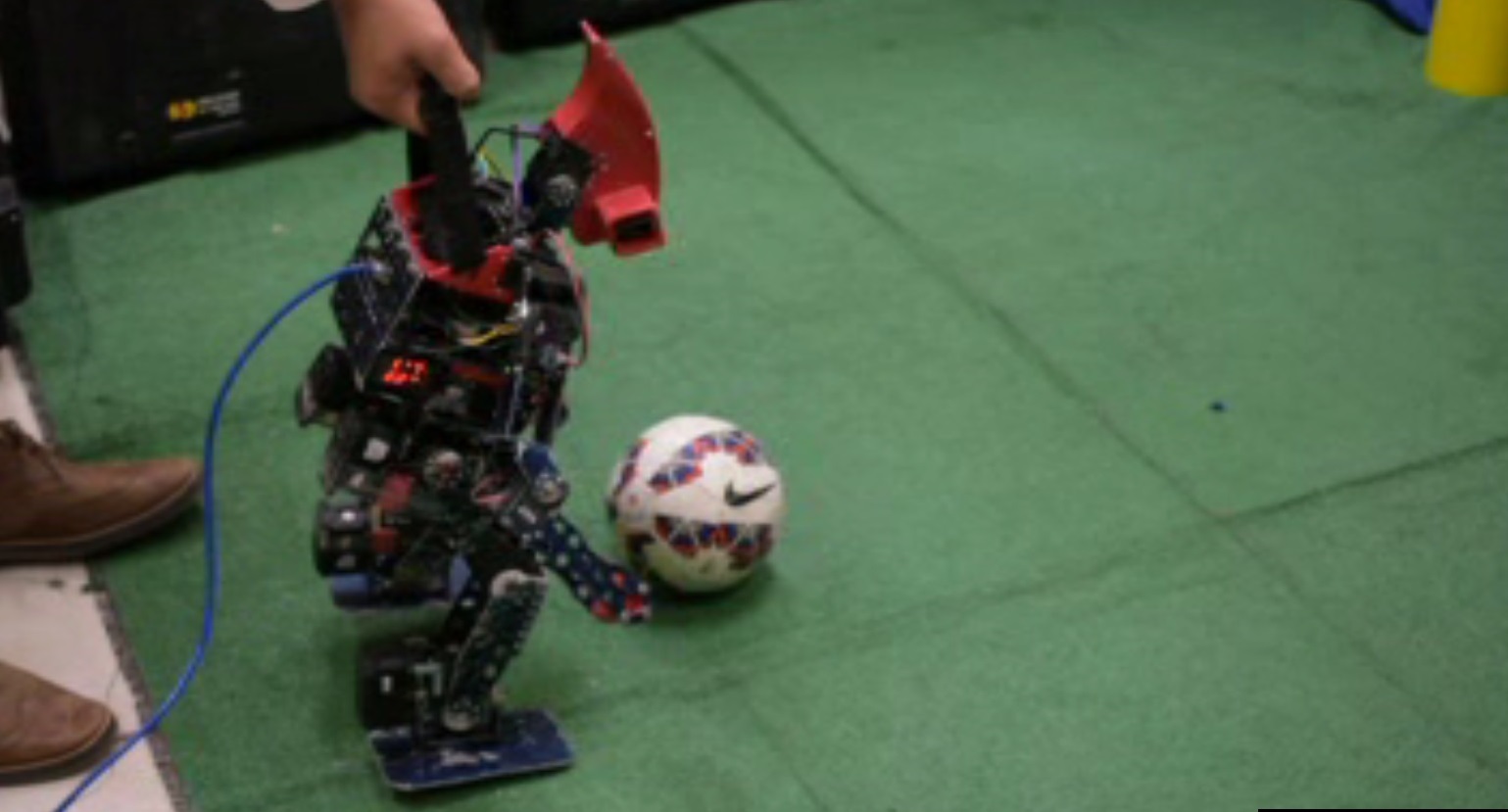 Robot que participa en concurso; estudiantes de ingeniería concursarán en Mundial de Robótica en Japón (Noticieros Televisa)