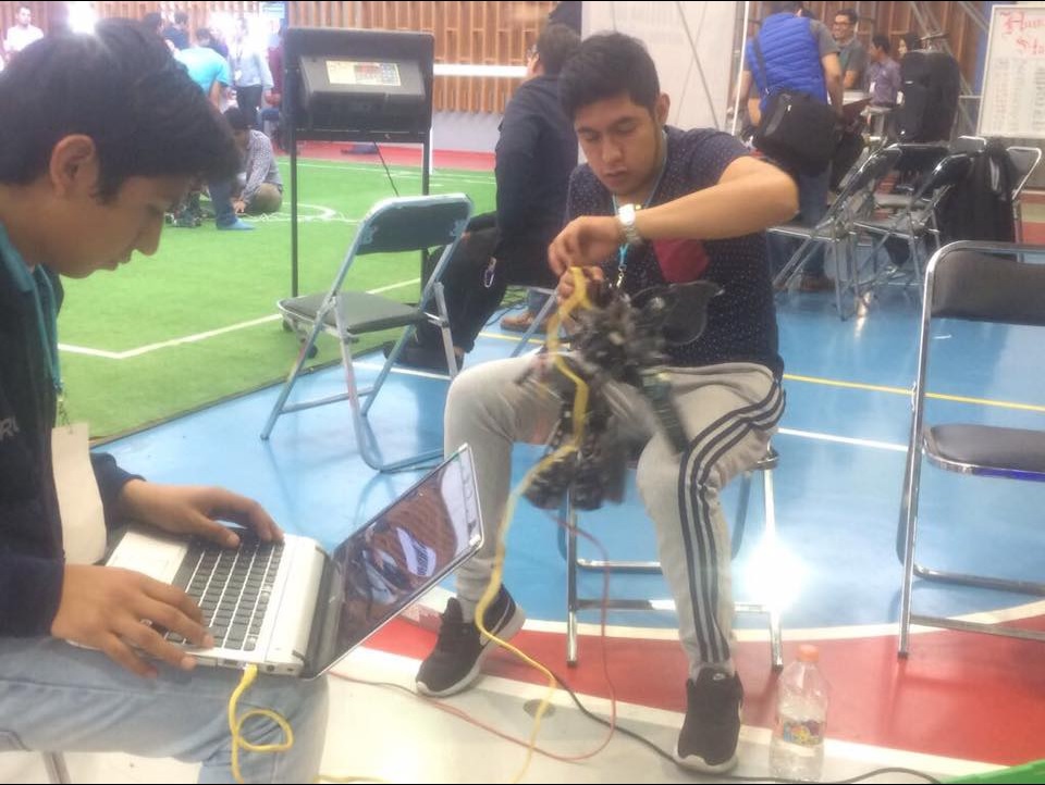Estudiantes preparan robot para concurso; los ingenieros participarán en Mundial de Robótica en Japón (Facebook-Instituto Tecnológico Superior de San Martín Texmelucan)