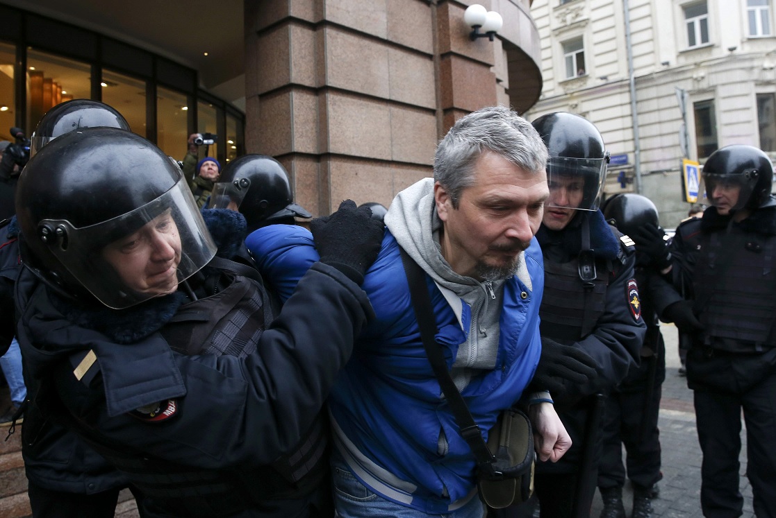 Policías detienen a un hombre durante una protesta anti-gobierno en el centro de Moscú, Rusia (Reuters)