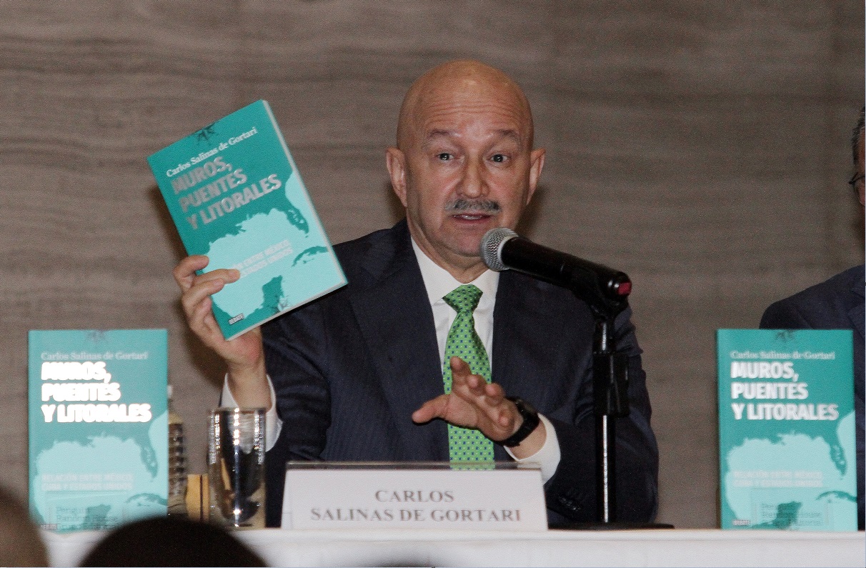 Carlos Salinas de Gortari presenta su nuevo libro “Muros, puentes y litorales”. (NTX)