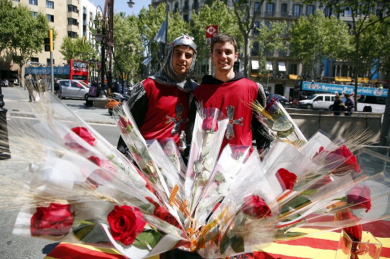 Los vendedores de rosas posan en el paseo de Gracia durante el día de Sant Jordi, en Barcelona, España (Getty Images/archivo)