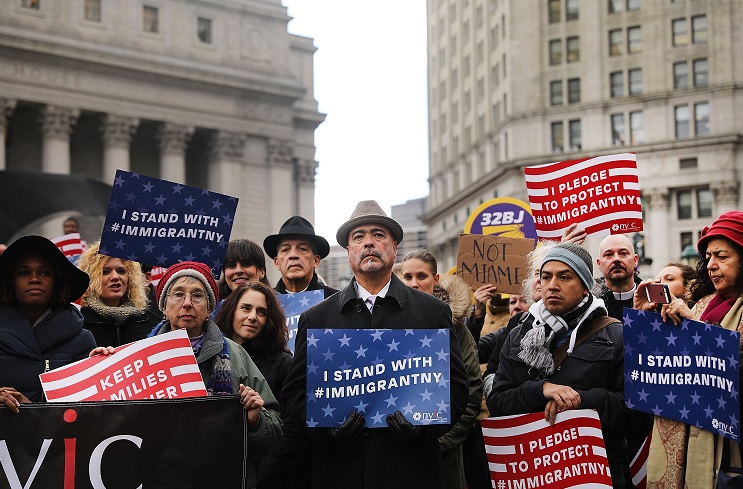 Activistas participan en una reunión contra las políticas de inmigración del presidente Donald Trump en New York, Estados Unidos (Getty Images)