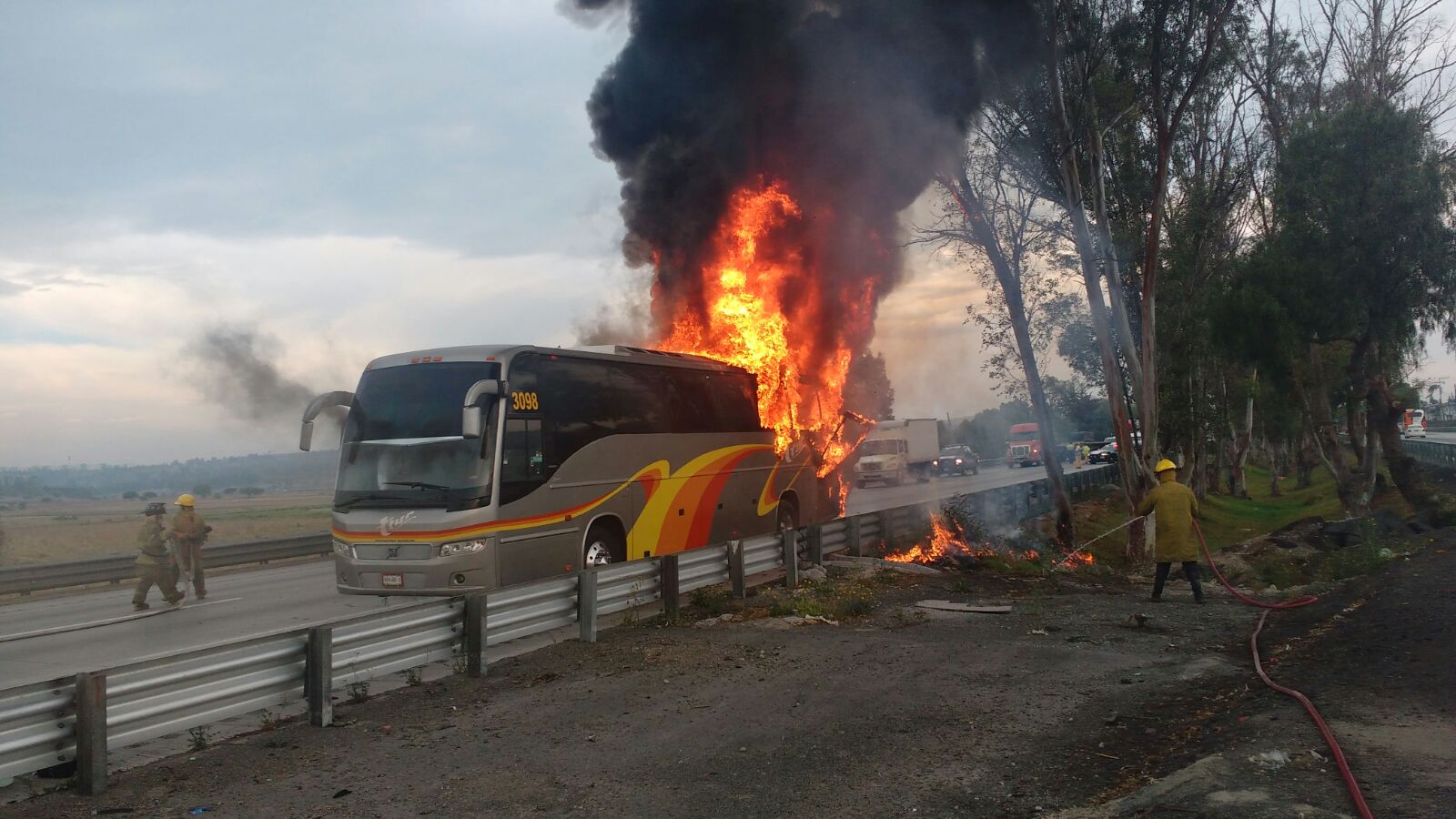 Se incendia autobús en la autopista México-Querétaro