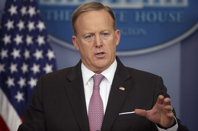 El secretario de prensa de la Casa Blanca, Sean Spicer, habla durante la rueda de prensa diaria en la Casa Blanca en Washington. (AP)