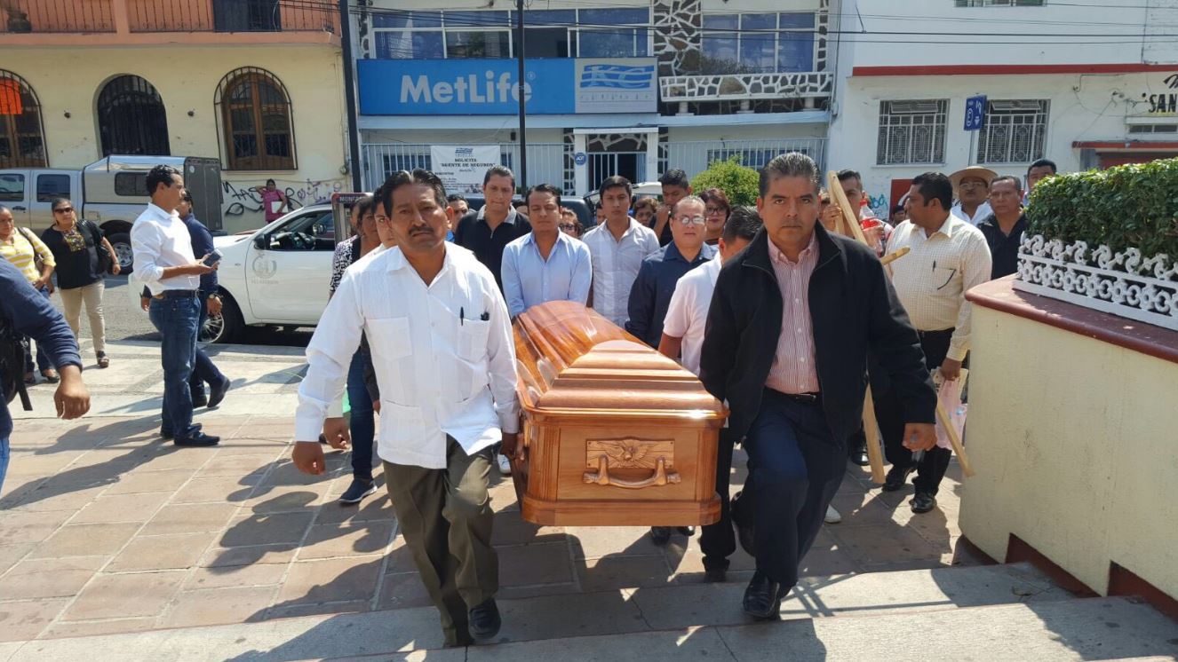 Los restos de Demetrio Saldívar Gómez fueron llevados a las oficinas del PRD, donde familiares, amigos y compañeros de partido le rindieron un homenaje (Twitter @Delarosapelaez)