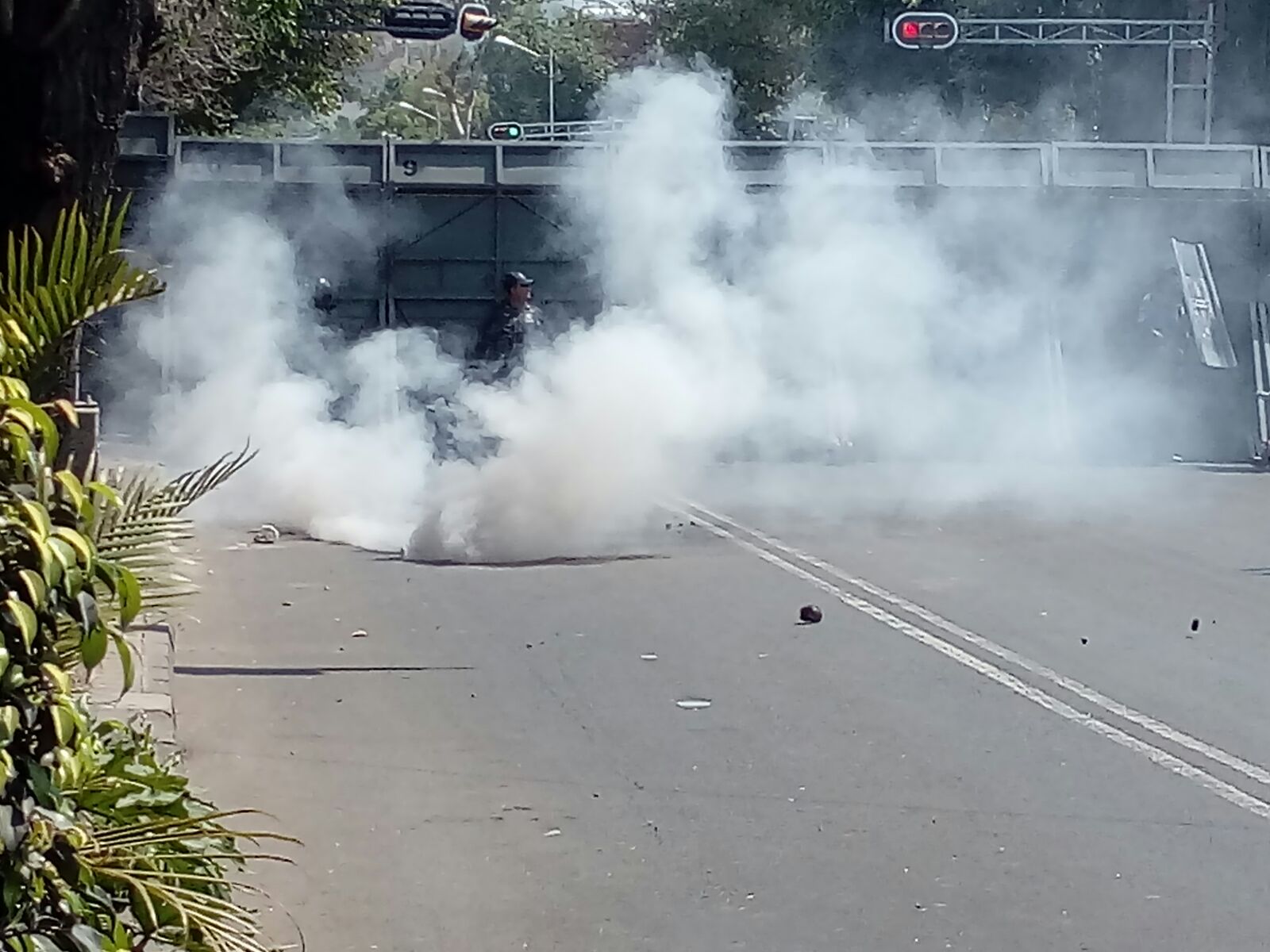 Gases lacrimógenos en avenida Bucareli. (FOROtv)