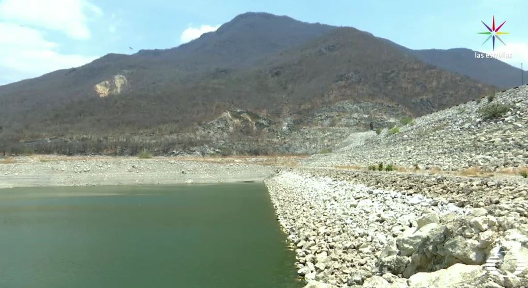 La presa Benito Juárez de Jalapa del Marqués ha descendido tanto su nivel en los últimos meses que se encuentra por debajo del 15 por ciento de su capacidad. (Noticieros Televisa)