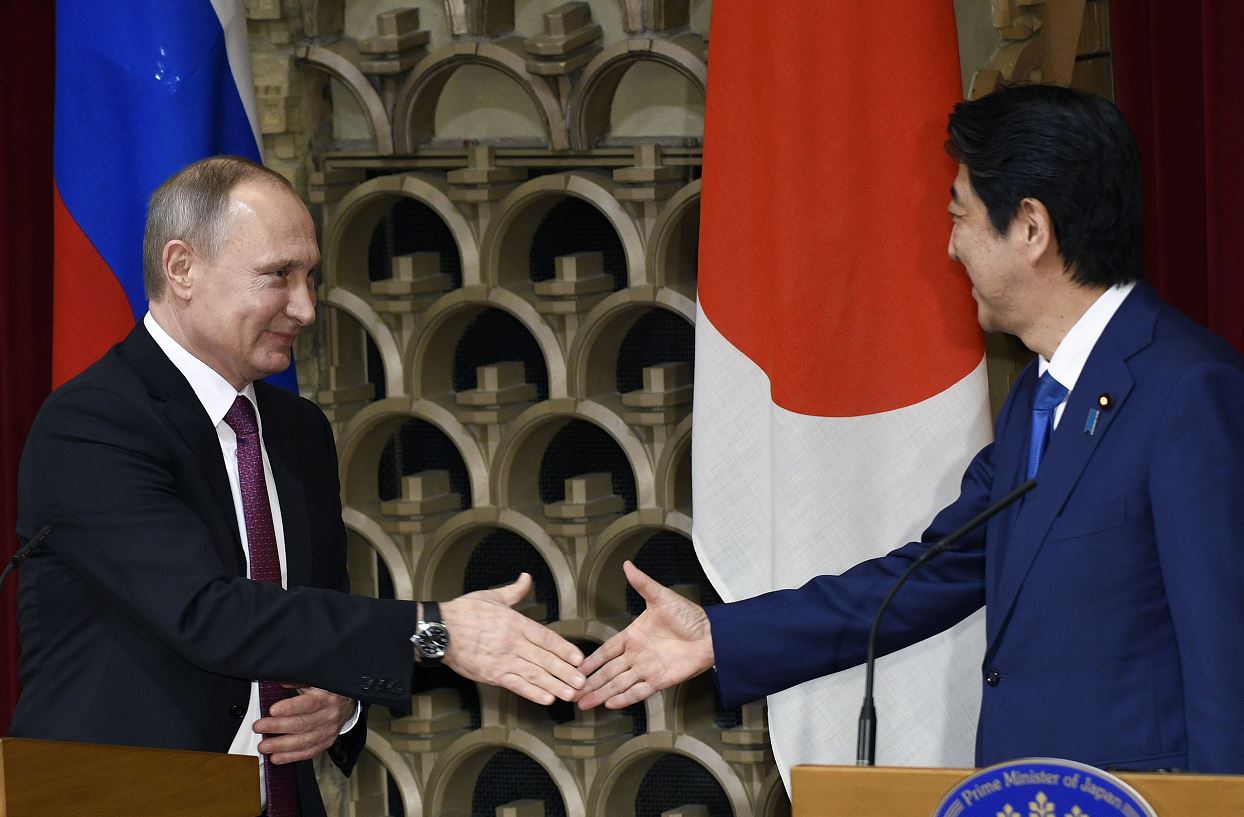 Vladimir Putin, presidente de Rusia, y Shinzo Abe, primer ministro japonés. (AP, archivo)