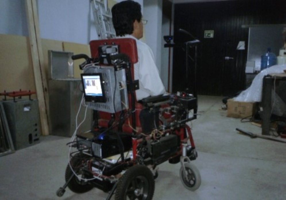 La silla de ruedas para personas con cuadriplejía está configurada como un agente inteligente y puede ser manipulada para que sólo obedezca órdenes de su dueño. (Twitter: colima_pm/Archivo)