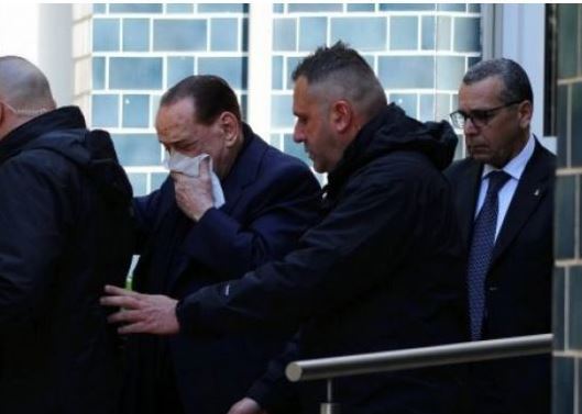 El ex primer ministro Silvio Berlusconi tapado. (@gsheditor)