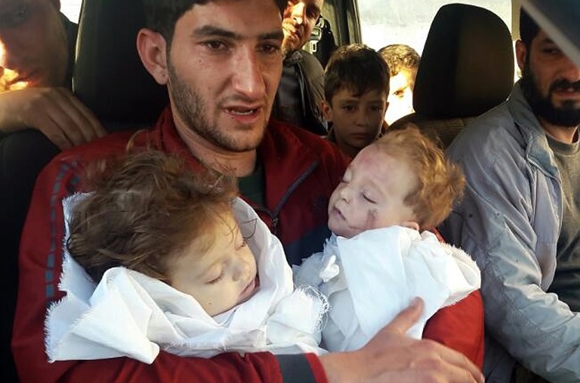 Sabdul-Hamid Alyousef, de 29 años, carga a sus bebés gemelos que murieron durante un presunto ataque con armas químicas, en Khan Sheikhoun, en la provincia de Idlib, Siria (AP)